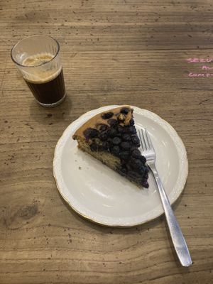 Americano & Blueberry-Vanille cake  at Chez Blondie in Bayonne