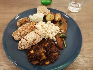 Auswahl der warmen Speisen at daTerra in Faro