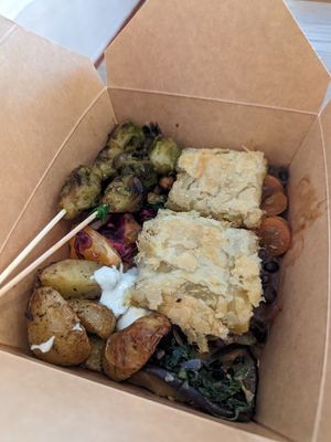 A medium-sized takeaway box at daTerra in Faro