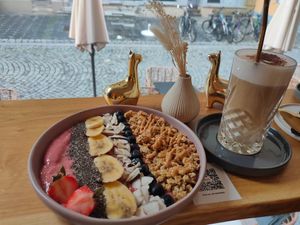 Bowl und Lebkuchen Latte at Findelkind Café in Esslingen