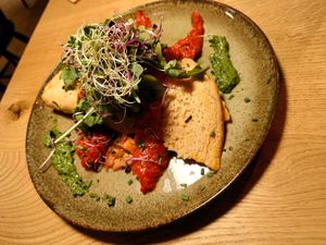 Linsen-Wrap mit gezupften Pilzen, Rucola und Sprossen at Ox&Ehrlich in Lermoos