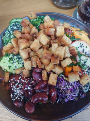 Bowl with crispy tempeh at Ox&Ehrlich in Lermoos