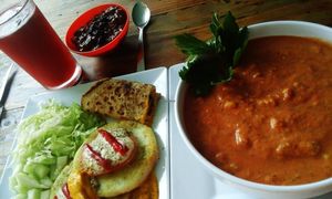 Exquisito Ceviche vegetariano
con Arepas de maíz
Fresca ensalada de lechuga, pepino y arvejas c/mayonesa de Zanahoria.
Postre, dulce de Banano c/ pasas
Bebida, néctar de frambuesa at Govinda's in Santa Marta