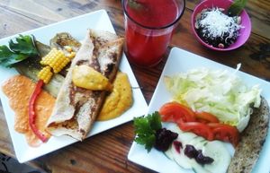 Creps integral de verduras c/ gazpacho.
Puré mixto y berenjenas asadas.
Ensaladas de lechuga, tomate, pepino.
Pan integral.
Postre: Mousse vegano
Jugo natural de moras. at Govinda's in Santa Marta