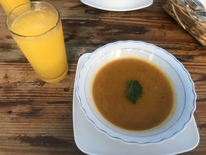 The soup and juice that came with the menu of the day at Govinda's in Santa Marta