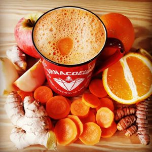 fresh juice (here : apple, carrot, orange, tumeric and ginger) at HAILO in Marseille