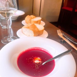 ビーツのスープに、ヴィーガンヨーグルトがかかっていて酸味のあるスープでした！ at Kappo Sora in Osaka