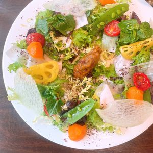 野菜たーっぷりの前菜。それぞれ味付けがされているものを盛られていて、本当にどれも美味しくて感動します。特にスパイスに漬け at Kappo Sora in Osaka