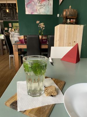Fresh mint tea with a vegan cake bite  at Maspinzelo in Cologne