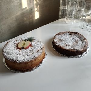 Apple cake and chocolate cake, both vegan (take-away) at Maspinzelo in Cologne