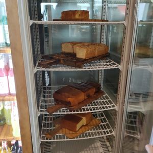 Vegan cake selection: apple, banana, lemon, marble at Maspinzelo in Cologne