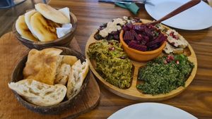 Salatplatte mit Maisbrot at Maspinzelo in Cologne