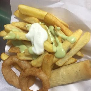 Arrollados primavera
Aritos de cebolla
Papas fritas
aderezos vegetales at Chilotita in Malalcahuello