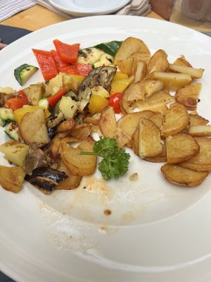 Gegrilltes Gemüse mit Röstkartoffeln   at Gasthaus Fink in Bolzano