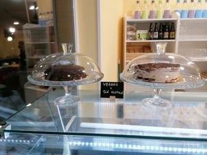 Vegan and gluten-free cakes at Terralab in La Cabrera