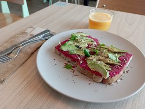 Tostada con aguacate y hummus de remolacha at ECO DEL MAR in Blanes