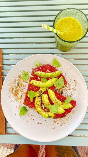 Tostada red velvet y zumo naranja con té matcha  at ECO DEL MAR in Blanes
