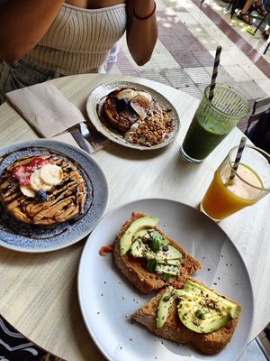 Pancakes veganos, tostadas de aguacate, zumo detox y de naranja at ECO DEL MAR in Blanes
