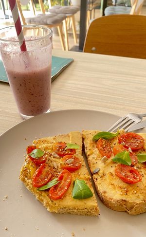 Tostada de hummus clásico   at ECO DEL MAR in Blanes