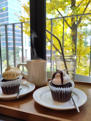 Lavendel peach iced tea, Americano, Choco pie & Peanut butter cupcake. at Sunny Bread 써니브레드 - Huam in Seoul