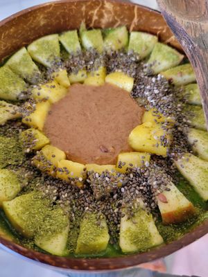 Green smoothie bowl at Varuna Plant-Based Food & Juice Bar in Manuel Antonio