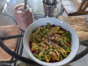 VARUNA BOWL and smoothie at Varuna Plant-Based Food & Juice Bar in Manuel Antonio