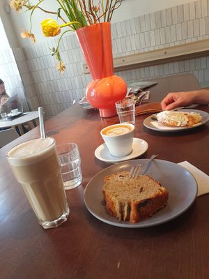 Veganer Chai Latte und Cappuccino mit Hafermilch und veganes Bananenbrot (Mandelhörnchen war nur vegetarisch). at Balthasar Coffee Bar in Vienna