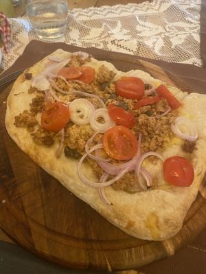 Tuna and onion pizza  at Raparossa  in Pezze Di Greco
