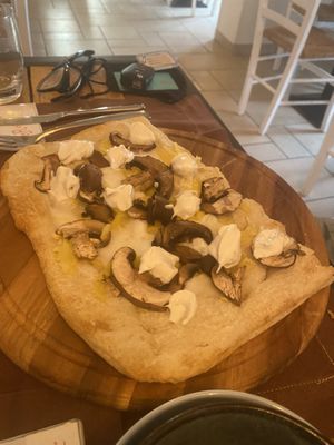 Mushroom & 4 cheese pizza  at Raparossa  in Pezze Di Greco