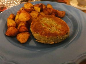 Burger di legumi (della casa) al piatto con contorno di patate
 #Veganuary at Raparossa  in Pezze Di Greco