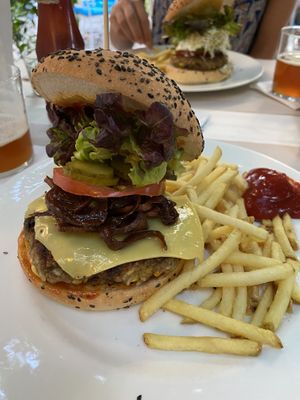 “ idont remember the name” burger at Bellaverde in Mallorca