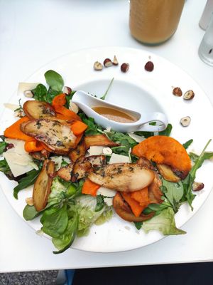 Warmer Salat mit Kürbis und Pilzen und veganen Käse at Bellaverde in Mallorca