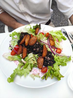 Linsensalat mit veganen Bacon at Bellaverde in Mallorca
