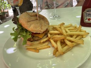 The complete burger  at Bellaverde in Mallorca