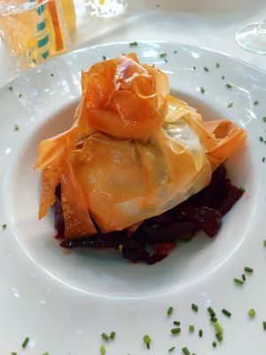 Kartoffeln mit Morcheln und Pilzen im Filoteig auf roter Beete at Bellaverde in Mallorca