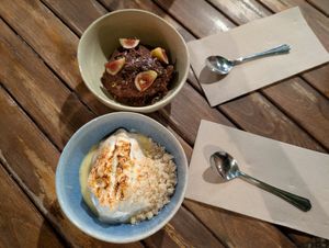 Mouse chocolate con higos y aceite oliva + merengue quemado con fruta de la pasion at Bellaverde in Mallorca