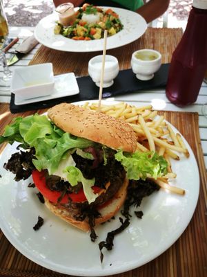 BBQ burger and Thai curry at Bellaverde in Mallorca