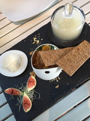 Smokey cheese, chutney, beer icecream as starter (10€) at Bellaverde in Mallorca