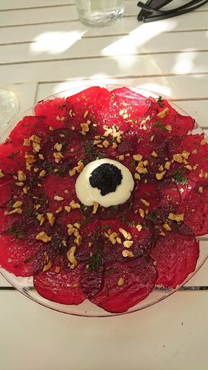 Rote Beete Carpaccio mit Walnüssen und Algenkaviar at Bellaverde in Mallorca