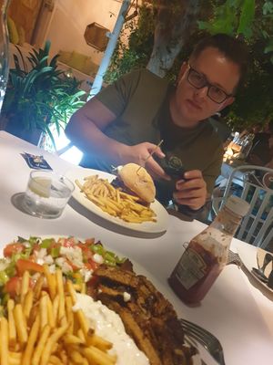 Burger & fake plate at Bellaverde in Mallorca