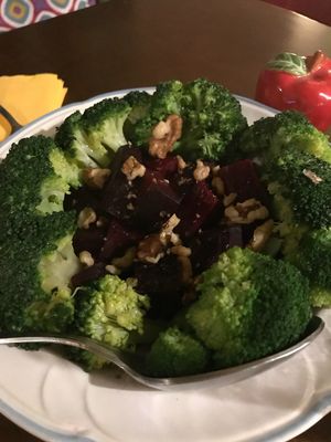 Brokolli, rote Beete mit Nüssen und Olivenöl  at Lucciola Organic Bistro in Corfu