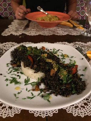Linsen mit Reis, Gemüse und Zitronensoße, gegenüber frische Linguine mit Pesto at Lucciola Organic Bistro in Corfu