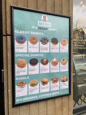 Monatlich wechselnde donuts   at Jones Donuts in Stuttgart