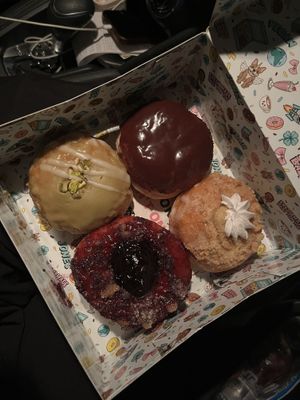 Oben links: Pistachio, oben rechts: Boston Creme, unten links: Blueberry, unten rechts: Granny irgendwas 🙈😅  at Jones Donuts in Stuttgart