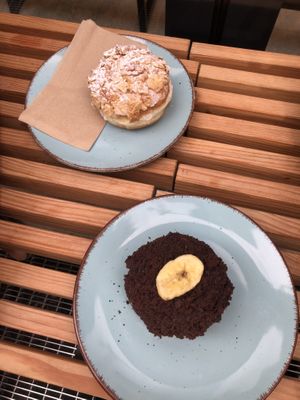 Busy Bee and Maulwurf-Kuchen donut 🍩   at Jones Donuts in Stuttgart