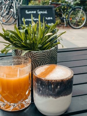 Frisch gepresster Saft & Chai Latte at geen in Hamburg