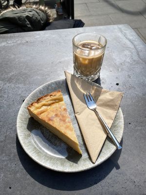 Cheesecake - the best I've ever had😄& Iced Latte (pea)  at geen in Hamburg