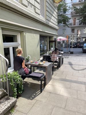 outside - more seating around the corner at geen in Hamburg