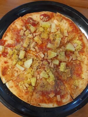 Hawaiian (replace dairy cheese with nutritional yeast) at Blooming Sprouts 旺盛素食 in Central Singapore