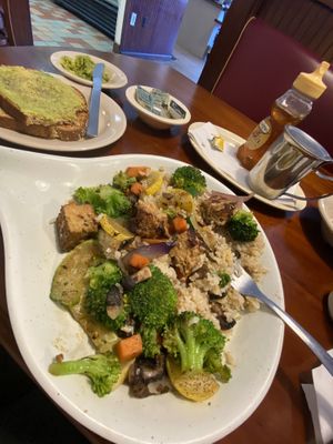 Please excuse the fact that I already started eating lol but this tempeh bowl with fresh veggies and avocado toast was super tasty! The avocados are smashed instead of premade😄 at 43rd Street Deli in Gainesville